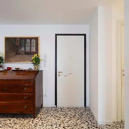 Stupendo Luxury Canal & Garden View Apartment Venice