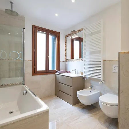 Stupendo Luxury Canal & Garden View Apartment Venice