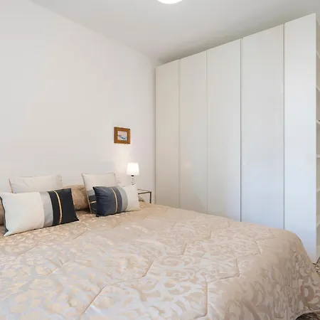 Stupendo Luxury Canal & Garden View Apartment Venice