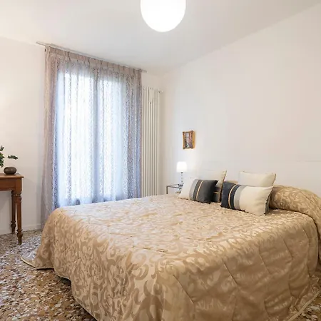Stupendo Luxury Canal & Garden View Apartment