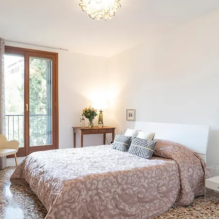 Stupendo Luxury Canal & Garden View Apartment