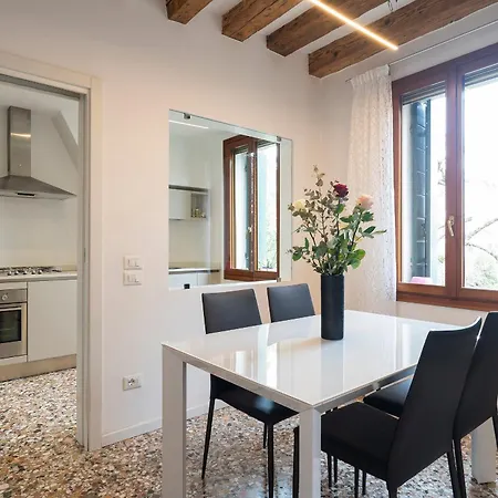Stupendo Luxury Canal & Garden View Apartment
