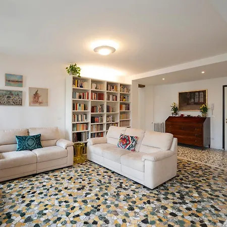 Stupendo Luxury Canal & Garden View Apartment Venice