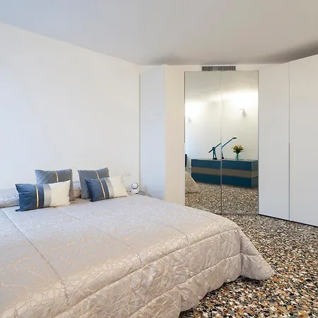 Stupendo Luxury Canal & Garden View Apartment *