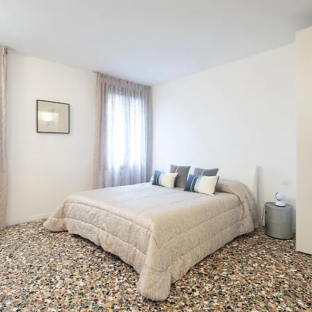 Stupendo Luxury Canal & Garden View Apartment