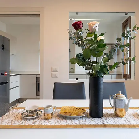 Stupendo Luxury Canal & Garden View Apartment