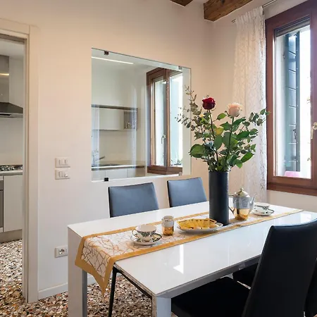 Stupendo Luxury Canal & Garden View Apartment
