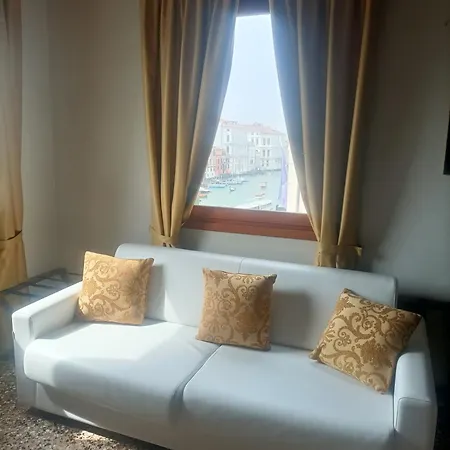 Hotel Ai Santi Apostoli 3*