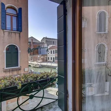 Cross-Canal Set Venice