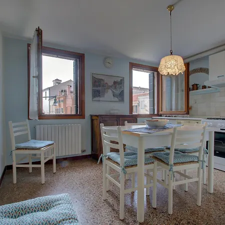 Apartment Cross-Canal Set Venice