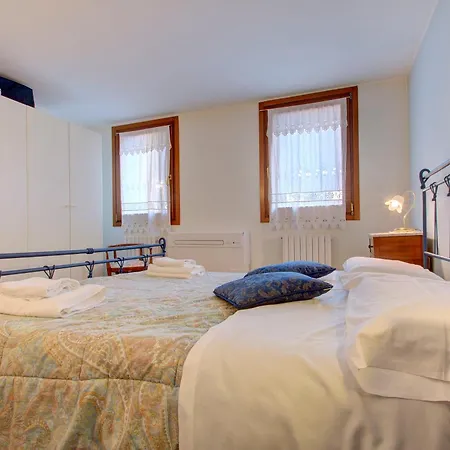 Cross-Canal Set Apartment *
