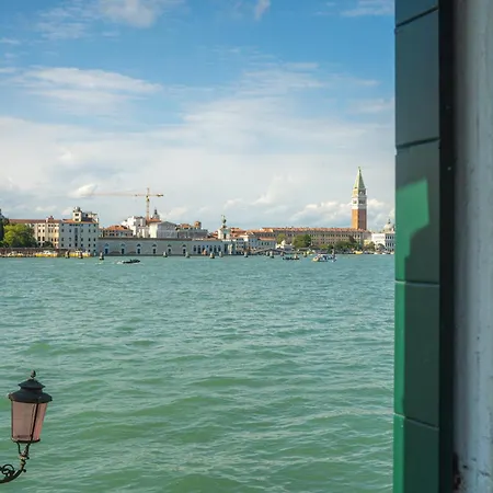 3 Windows On St - Waterfront Venice