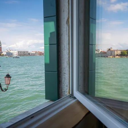 3 Windows On St - Waterfront Venice
