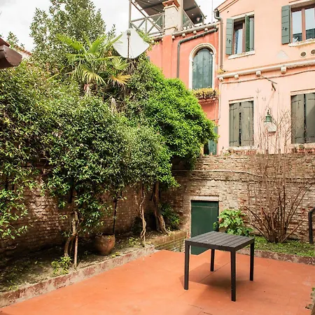 Secret Garden - Comfortable And Apartment *