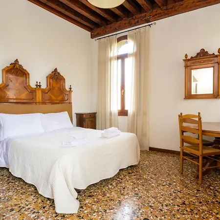 San Trovaso Apartment *