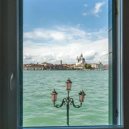 3 Windows On St - Waterfront Venice