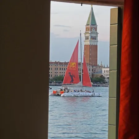 3 Windows On St - Waterfront * Venice