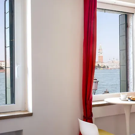 3 Windows On St - Waterfront Apartment *