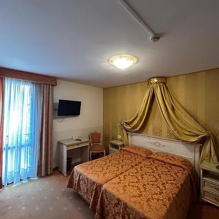 Ambassador Tre Rose Отель 3*