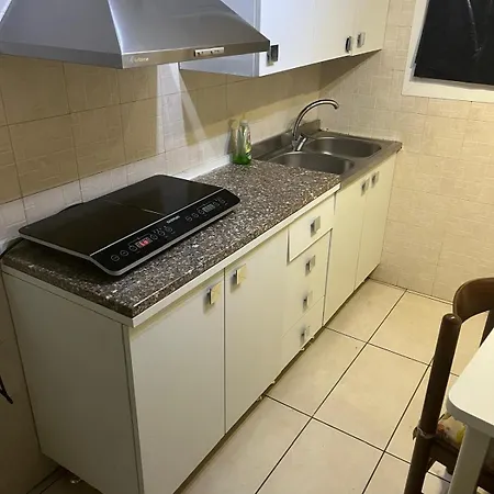 Guasco's Apartments, 2 Vicino *