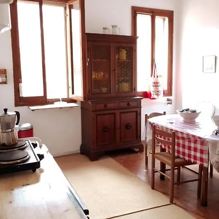 Spacious Artist's On Canal In Center - 100 Square Meters Apartment