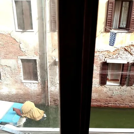 Spacious Artist's On Canal In Center - 100 Square Meters Apartment