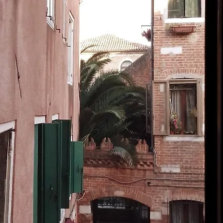 Spacious Artist's On Canal In Center - 100 Square Meters *