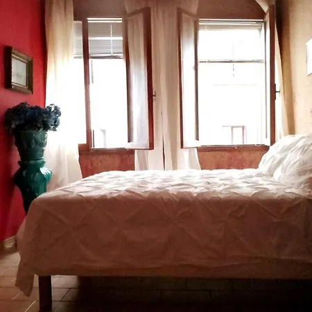 Spacious Artist's On Canal In Center - 100 Square Meters *