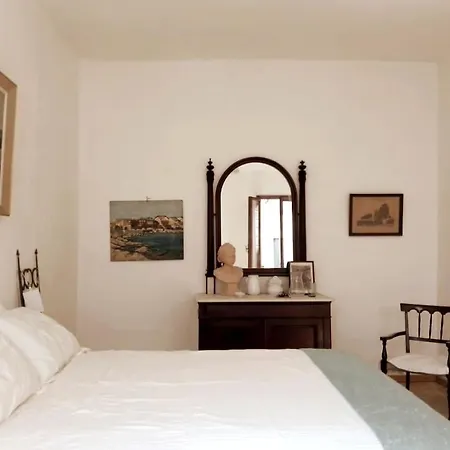 Spacious Artist's On Canal In Center - 100 Square Meters