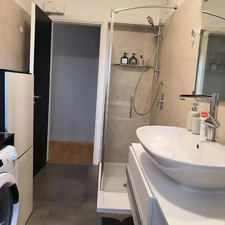 Quiet Station Flat 86sqm 100m To Bus Station 300m To Train Station *