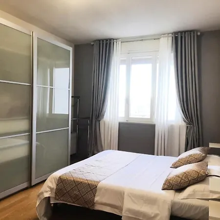 Quiet Station Flat 86sqm 100m To Bus Station 300m To Train Station Apartment