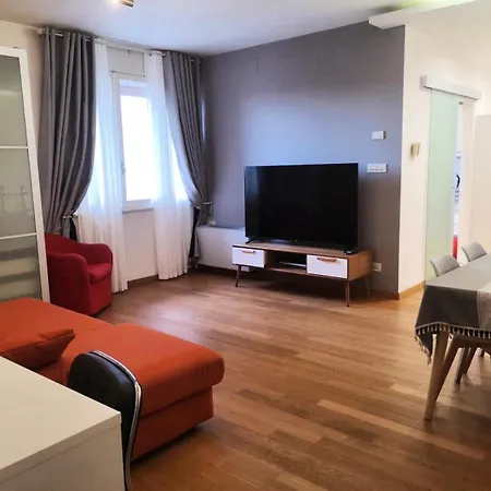 Quiet Station Flat 86sqm 100m To Bus Station 300m To Train Station Apartment *