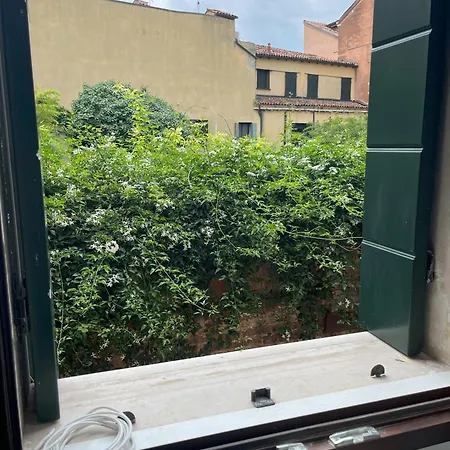 Casa Sulla Laguna Castello Guest house