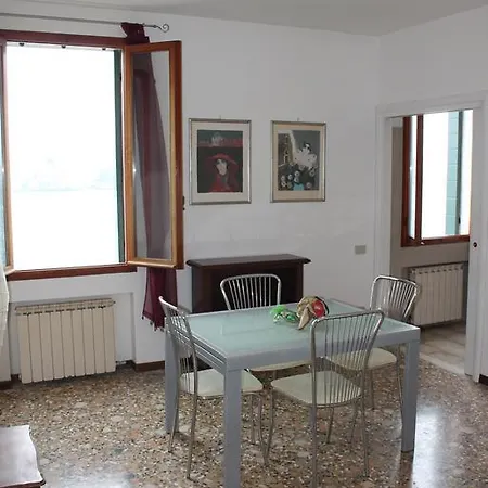 Lovely Canal View Apartment Venice