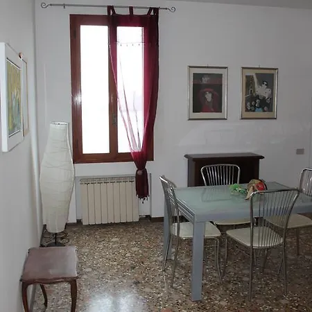 Lovely Canal View Apartment *
