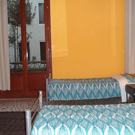 Youth Palace Hostal Venecia