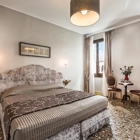 Palazzina Canal Apartment