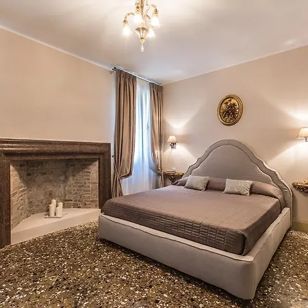 Palazzina Canal Apartment