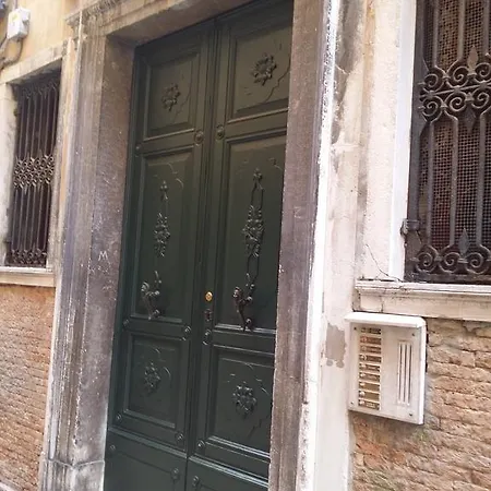Palazzo San Marco: Historic With Lift Apartment Venice