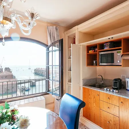 Deluxe Lagoon View Apartment *