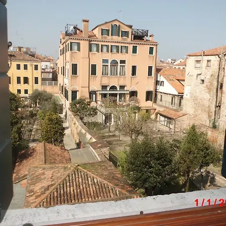 Guest house Corte Dei Miracoli 2*
