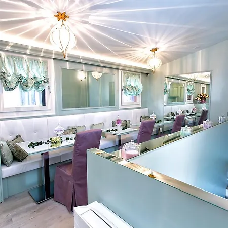 Oda ve Kahvaltı Aquamare, Boutique