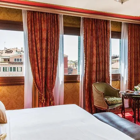 Nh Santa Lucia Hotel 4*