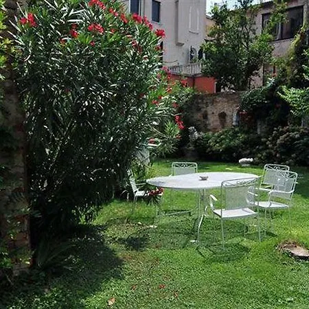 Garden Ca' Rezzonico Apartment