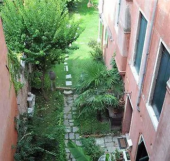 Garden Ca' Rezzonico Apartment