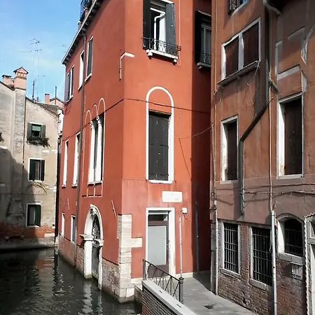 招待所 艾玛迪斯度假住宿加早餐旅馆