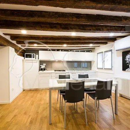 The Lion's House Apt5