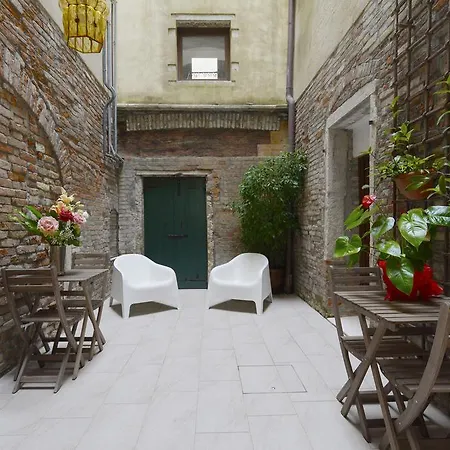 Al Mascaron Ridente Venice