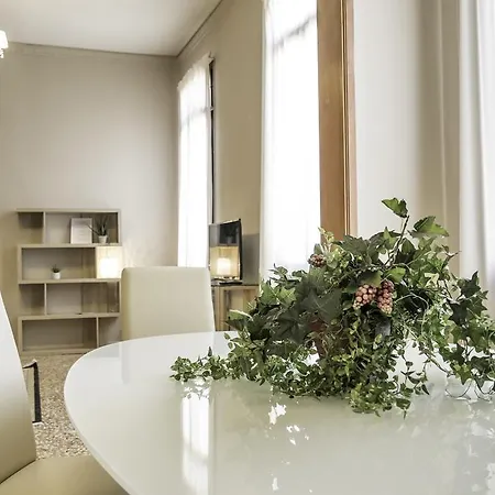 Grand Canal Palace With Lift Apartment
