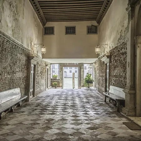 Grand Canal Palace With Lift Apartment
